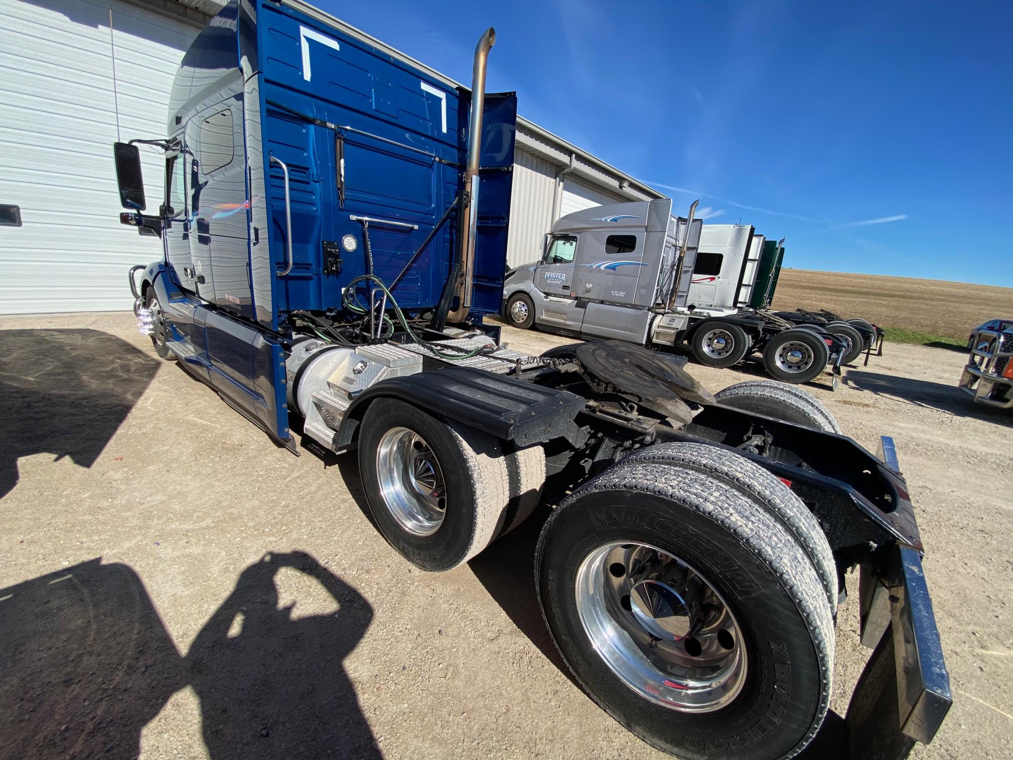 2021 VOLVO VNL - Image 3